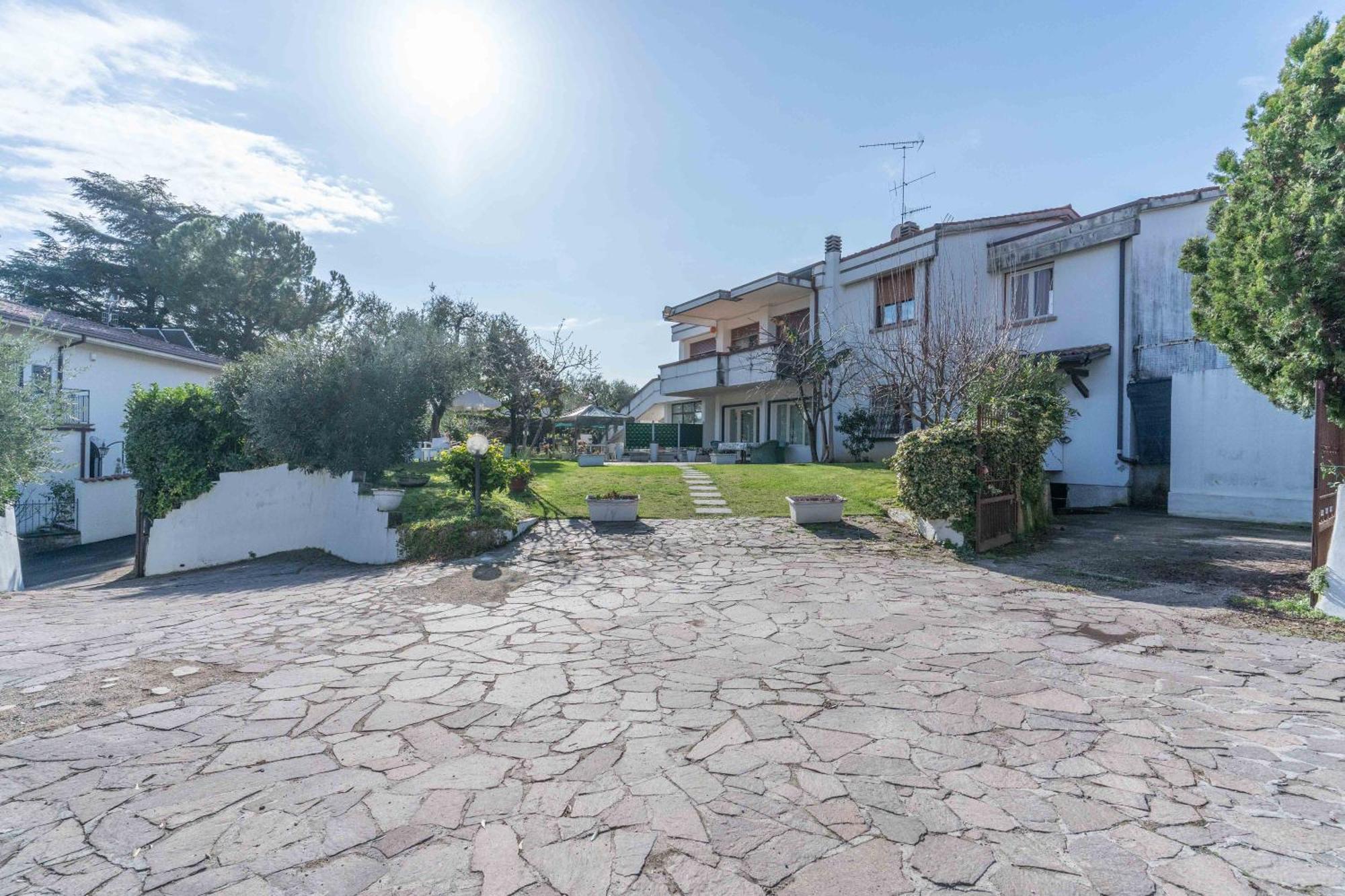 Ampia Dimora A Salo Con Parcheggio E Giardino Apartamento Exterior foto